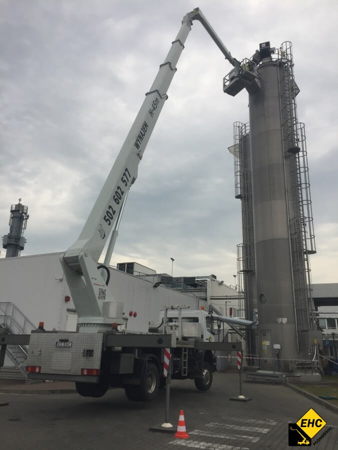 Praca zwyżki zimą - czy konieczne są dodatkowe zabezpieczenia?