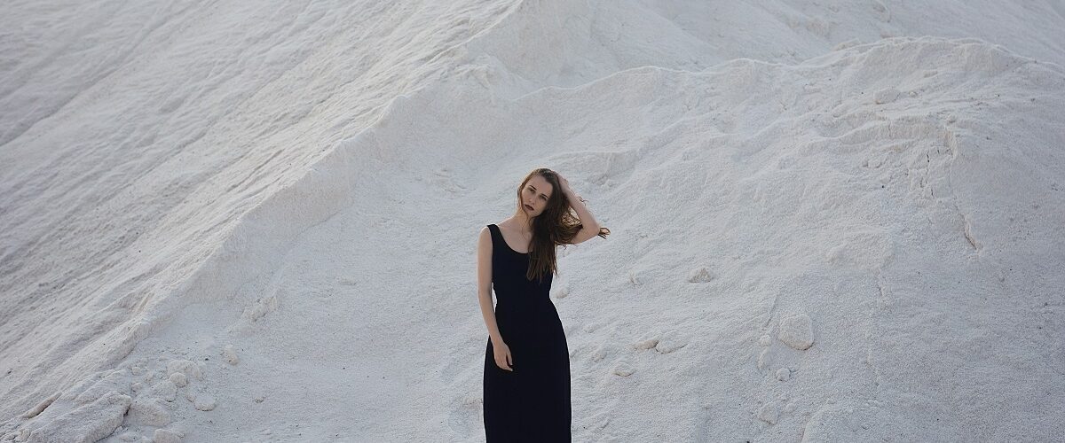 Modne sukienki na co dzień na zimę 2022